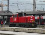 br-2068 Rangierlok 2068 010-4 wird von Gro� und Klein bestaunt bei der Durchfahrt im Hauptbahnhof Innsbruck am 08.03.08.