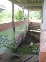schwarze-pumpe Bahnhof Schwarze Pumpe, Blick von den Bahnsteigen 4 & 5. Die Unterf�hrung ist bereits zugemauert. Juli 2007