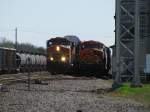Links: Zwei Dash 9 der BNSF mit einem G�terzug, rechts ...