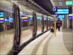 Abschiedszenen am Abend: Im Berliner Hbf (tief) steht ein ICE ...