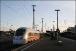 415 (1524) Hansestadt Rostock und ein 411er warten als ICE27, ...