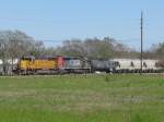 Zwei SD40-2 der Union Pacific mit einem G�terzug am 27.2.2008 ...