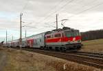 1142 668 schiebt einen Regionalexpre� Richtung Wien Westbahnhof. Das  ...