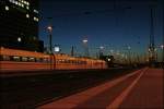 Ein ICE3 steht am Abend des 28.12.2007 in Dortmund Hbf. ...