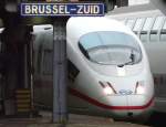 Dieser ICE 3 scheint sich hinter dem Schild und den ...