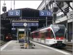 Spatz 130 008-6 der schmalspurigen Zentralbahn verl�sst den Bahnhof Luzern ...