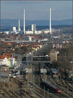Blick auf den Bahnhof Esslingen mit dem Kraftwerk Altbach und ...