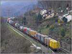 Passend zu den zarten Fr�hlingsfarben rollt ein bunter G�terzug zwischen ...