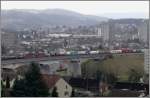 Aus Richtung Gotthard erscheint ein weiterer G�terzug mit Re ...