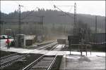 Der Brammenzug verl�sst Littfeld Richtung Kreuztal. Der Bahn�bergang wird wieder ...