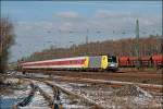 Mit einer Schneenase legt sich die E189 932 mit dem ...