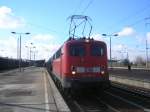 Eine Br 140 steht mit ihrem Güterzug in Berlin-Schönefeld und ... Eine Br 140 steht mit ihrem Güterzug in Berlin-Schönefeld und ...