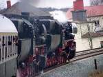BR 52 8154-8 und BR 52 8079-7 vor dem Saale ...