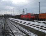 185 206 kommt am 26.03.2008 mit Schiebewandwagen in den Bahnhof ...