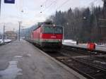 Eine Br 1044 bei Verschubarbeiten an einem Extrazug in Kitzb�hel ...