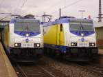146 534-3 und 146 532-7 warten in Hamburg-Harburg auf die ...