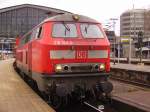 218 103-0 wartet mit dem RE nach L�beck in Hamburg ...