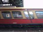 kleines Experiment. abfahrende S-Bahn BR 481 Richtung Osten mit Spiegelung ...
