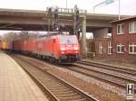 189 055-7 f�hrt mit Containern durch Hamburg-Harburg. 28.03.08  ...