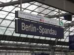 berlin-spandau Das Namenschild des Bahnhofs Berlin-Spandau.