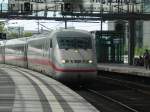 Ein einfahrendern ICE2 in Berlin Hbf.  ...