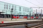 linz Hier eine imposante Ansicht des rechten Seitenfl�gels des Hauptbahnhofes Linz. Im Jahr 2004 wurde er nach Komplettumbau im Rahmen der �sterreichischen Bahnhofsoffensive seiner Bestimmung �bergeben. Die Fassade besteht zu 85 % aus gef�rbtem Glas. Davor typisch f�r die gr��eren St�dte ein 'City-Shuttle' mit seinem unverwechselbaren Design. 