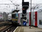 BR 27 ...doch dann entdeckt man pl�tzlich mitten im Zug noch eine Lok. In Belgien sieht man in letzter Zeit viele solcher 'doppelten' Z�ge. Sie fahren gemeinsam bis zu einem bestimmten Bahnhof, wo sie dann getrennt werden und auf zwei verschiedenen Strecken einzeln weiterfahren. Bruxelles Midi am 09.03.08. 