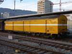 Guterwagen Schweizer Post - 4 achsiger Postwagen Z 50 85 00-73 571-9 im Bahnhofsareal des Personenbahnhofes von Biel / Bienne am 27.01.2008