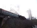 schwarzenberg-erzg-museum 52 8075-5 mit dem Schwarzenberger Museumszug und ein paar Chemnitzer Wagen zwischen Schwarzenberg und Gr�nst�dtel, 30.M�rz 2008