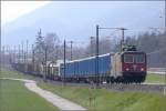 Re 4/4 II 11336 mit einem langen Stallinger-Zug auf der ...