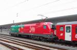 Mit einem f�r uns ungewohnt hohen Tempo fahren die Shuttle-Z�ge ...