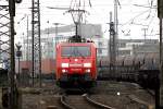 189 065 rollt mit einem Containerzug in Oberhausen West ein.04.02.2007 ...