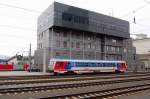 Ein Triebwagen der Baureihe 5047 vor der imposanten Kulisse des ...