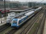 183 002 mit Alex Wagen am 1.4.2008 in Regensburg. Links ...