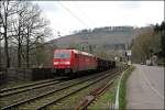 185 302 (9180 6 185 302-7 D-DB) bespannt einen Holzzug ...