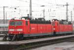 181 212-2 und eine Schwestermaschine stehen im Karlsruhe Hbf am ...