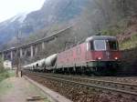 Die Re 6/6 11625 ist mit Zementwagen in der Biaschina ...