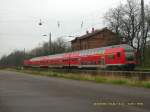 Am 11.04.08 steht eine Lok der Baureihe 143 mit ihrer ...