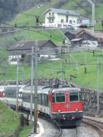 Re 4/4 11133 kommt ...  Andreas Mack 19.04.2008