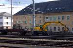 Ein Mehrwegebagger der Fa. Swietelsky l��t es mit seinem G�terwagen ...