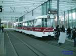 �lterer Stra�enbahnzug im Nahverkehrsterminal in
Braunschweig am 16.04.2008  ...
