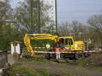 Zweiwege Bagger zwischen Bahnsteig 3 und der Brücke über die ... Zweiwege Bagger zwischen Bahnsteig 3 und der Brücke über die ...