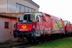 br-1116 Nachdem sie �ber 14 km als 'Geisterlok' unterwegs war, st�rzte 1116 062-9 am Verschubbahnhof in F�rnitz aus einer Kurve und eine B�schung hinunter. Dabei verlor sie rund 2000 Liter Trafo�l, welches von der Feuerwehr gebunden werden mu�te. Sie hatte sich nach einem Lokwechsel in Tarvis beim Verschub von Gleich- auf Wechselstrom selbstst�ndig gemacht und rollte in Richtung Villach. Wenn man sie so betrachtet, gleicht die Instandsetzung doch eher einem Neuaufbau. Sachschaden: mehrere Hunderttausend Euro. Linz im M�rz 2008. (edit 21.10.2008)