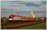 br-1116-vor-personenzugen Nur kurze Zeit wird 1116 021 in diesem Design unterwegs sein. Sie wurde in der Vorwoche anl�sslich des 15.000 Audizuges, welcher zwischen Gy�r in Ungarn und Ingolstadt verkehrt, mit diesen Folien beklebt. Am 20.4.2008 war sie den ganzen Tag auf den EuRegios zwischen Wien und Ungarn unterwegs. Die Aufnahme zeigt den ER 9446 (Gy�r – Wien)  im letzten Abendlicht bei der Ausfahrt aus Gramatneusiedl.