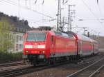 146 030-2 mit dem RE 5 bei der Einfahrt in ...