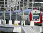 Steuerwagen 'K�nnen wir endlich losfahren?' scheint dieser Lokf�hrer den Zugschaffner zu fragen. Bild aufgenommen im Bahnhof von Luxemburg am 03.02.08.