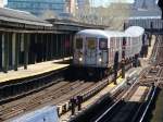 new-york-city-mta Ein R62A Zug der New Yorker Subway hat Einfahrt in die Station Willets Point / Shea Stadium am 14.04.08. Hier verkehrt die Linie 7 von Times Square Manhattan nach Flushing/Main Street in Queens.