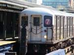 new-york-city-mta Ein R62A Zug der New Yorker Subway hat Einfahrt in die Station Willets Point / Shea Stadium am 14.04.08. Hier verkehrt die Linie 7 von Times Square Manhattan nach Flushing/Main Street in Queens.