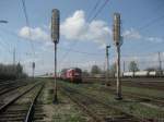 st44-m62 M62-1703 von der ORLEN und T448P-155 von der TRANSCHEM fahren mit einem Kesselzug am 22.04.2008 durch Kutno in Richtung Płock. Der Zug hat 43 Wagen und ist 546 Meter Lang.