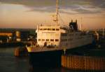zuge-auf-fahrschiff Um etwa 5 Uhr fr�h habe ich das F�hrschiff Dronning Margrethe II in Puttgarden aus einem anderen F�hrschiff fotografiert : ich war auf dem Nachtzug K�ln-Kopenhagen um f�r das letzte Mal die 
Linie Korsoer - Nyborg mit F�hre zu erleben. 
Puttgarden - 30/07/1997 - Foto : J.J.Barbieux
